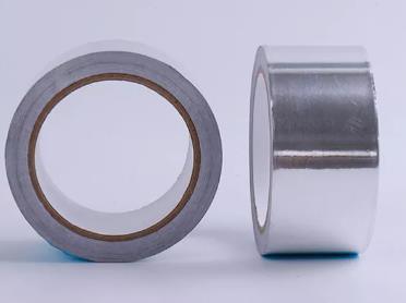 125um dikte premium kwaliteit aluminiumfolietape met oplosmiddel-acrylkleefstof. Uitstekende bescherming voor afplakwerkzaamheden bij galvaniseren en verfafbijten.