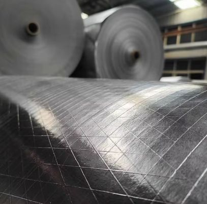 Commerciële kwaliteit folie-scrim-kraftscheiding met 95 gsm basisgewicht, 7 um folie dikte en 60 gms kraftpapier achtergrond
